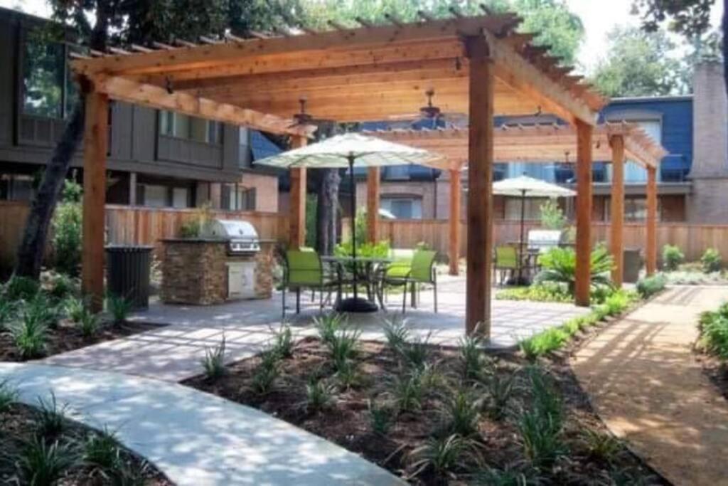Huge One Bedroom With 2 Queen Size Beds Houston Eksteriør billede