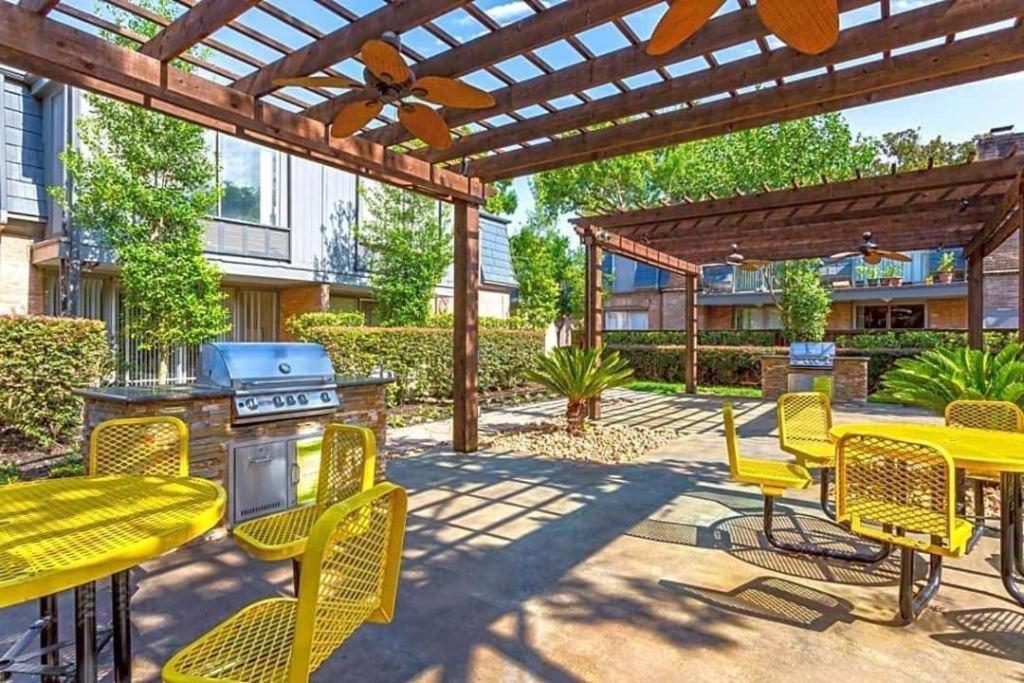 Huge One Bedroom With 2 Queen Size Beds Houston Eksteriør billede